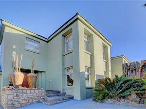 4 Bed House in Oubaai and surrounds