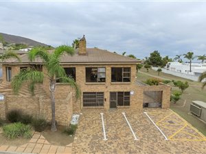 4 Bed House in Plattekloof