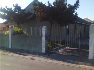 4 Bed House in Malibu Village