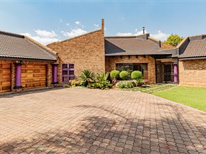 5 Bed House in Moreleta Park