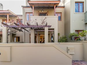 2 Bed Townhouse in Devonvale Golf & Wine Estate