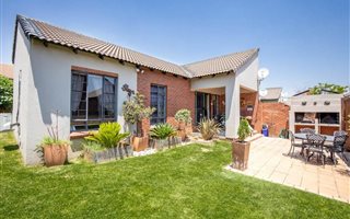 3 Bedroom Townhouse in Mooikloof Ridge