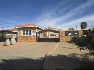 3 Bed Townhouse in Roodepoort Central