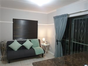 2 Bed Garden Cottage in Rowallan Park and surrounds