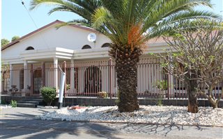 10 Bedroom House in Laudium