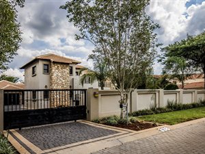 4 Bed House in Ruimsig Country Estate