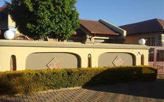 3 Bedroom House in Ivy Park