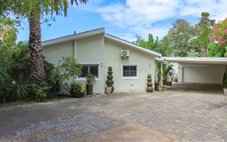 4 Bedroom House in Constantia