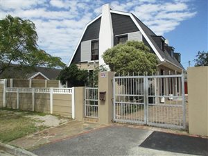 4 Bed House in Pinati