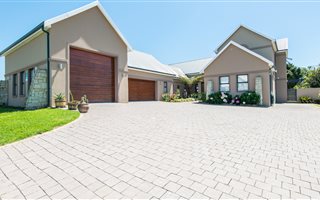 4 Bedroom House in Kingswood Golf Estate