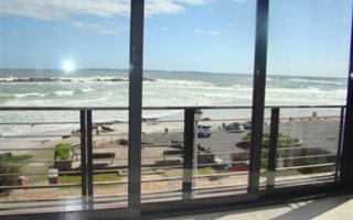 3 Bedroom Apartment in Bloubergstrand