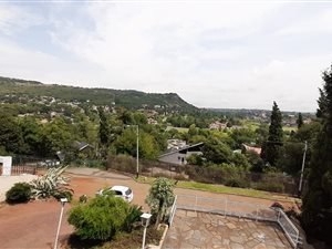 4 Bed House in Mondeor