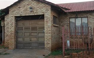 3 Bedroom House in Geelhoutpark