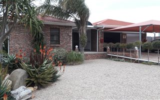 6 Bedroom House in Menkenkop