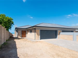 3 Bed House in Dana Bay