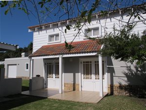 2 Bed Apartment in Keurboomstrand