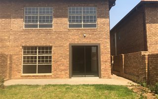 4 Bedroom Duplex in Hazeldean (Silverlakes Surroundings)