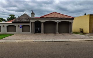4 Bedroom Duet in Pretorius Park