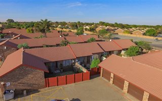 2 Bedroom Townhouse in Rooihuiskraal North