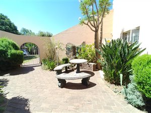 5 Bed House in Hutten Heights