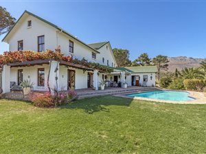 5 Bed House in High Riding Country Estate