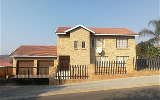 3 Bedroom House in Azaleapark