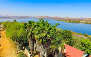4 Bedroom House in Kosmos