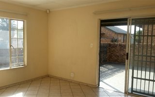 2 Bedroom Townhouse in Rooihuiskraal North