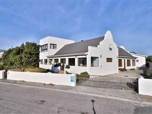 4 Bed House in Struisbaai