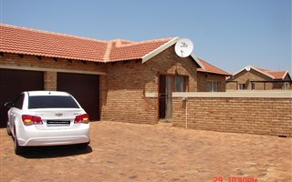 3 Bedroom Townhouse in Heuwelsig Estate