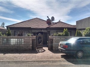3 Bed House in Mandela View