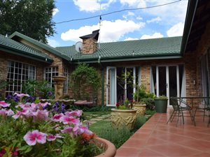 5 Bed House in Van Der Hoff Park