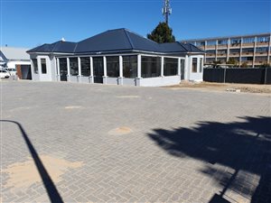 315 m² Office Space in George South