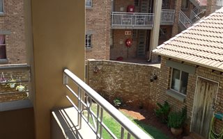 2 Bedroom Townhouse in Die Hoewes
