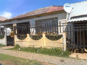 9 Bed House in Geduld