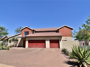 5 Bed House in Pebble Rock
