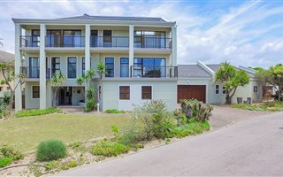 6 Bedroom House in Royal Alfred Marina