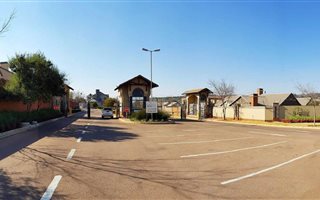 1014 m² Land available in Rietvlei Heights Country Estate