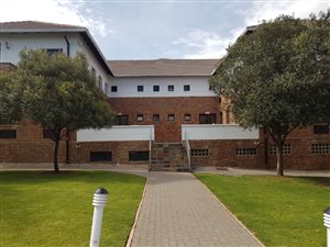225 m² Office Space in Bromhof