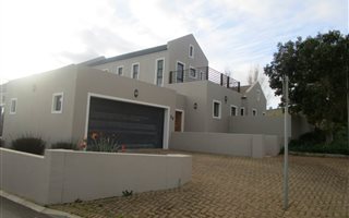 4 Bedroom House in Kelderhof Country Village
