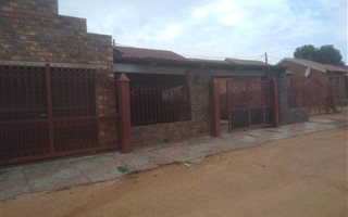 2 Bedroom House in Lethlabile