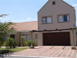 3 Bedroom House in Eikenbosch