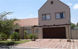 3 Bedroom House in Eikenbosch