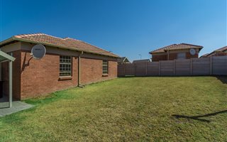 2 Bedroom House in Rooihuiskraal