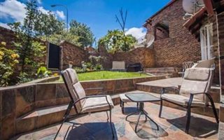 3 Bedroom House in Robertsham