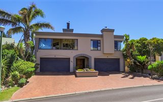 5 Bedroom House in Greenways Golf Estate