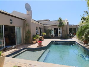 6 Bed House in Flamingo Vlei