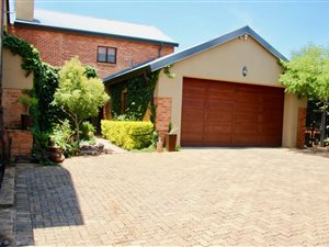 4 Bedroom House in Rietvlei Heights Country Estate