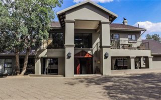 10 Bedroom House in Dan Pienaar