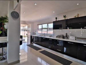 4 Bed House in Pelikan Park